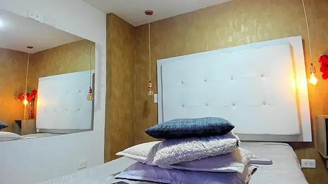 Snapshot of Milaspetite chatting on February 4, 8:03 pm Milaspetite online show from February 4, 8:03 pm