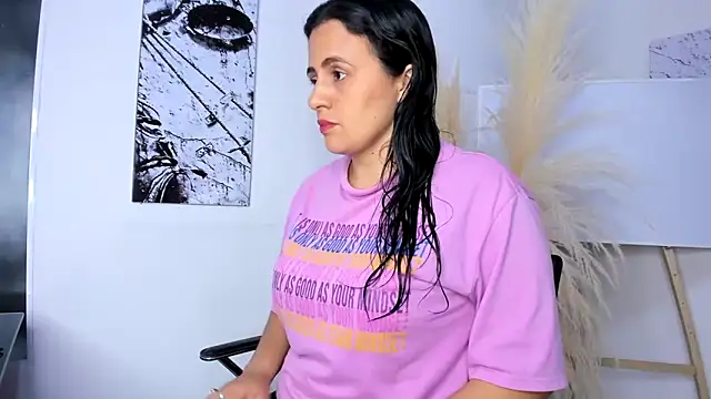 Snapshot of africa_holmes chatting on December 16, 2:16 am africa holmes online show from December 16, 2:16 am