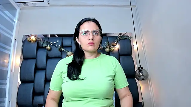 Snapshot of africa_holmes chatting on December 19, 2:07 am africa holmes online show from December 19, 2:07 am