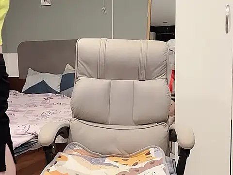 Snapshot of Eva-Public chatting on February 18, 4:37 pm Eva-Public online show from February 18, 4:37 pm