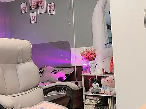 Snapshot of Eva-Public chatting on February 26, 4:45 pm Eva-Public online show from February 26, 4:45 pm