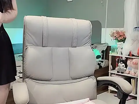 Snapshot of Eva-Public chatting on March 2, 7:10 am Eva-Public online show from March 2, 7:10 am