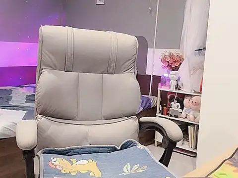 Snapshot of Eva-Public chatting on March 4, 3:48 pm Eva-Public online show from March 4, 3:48 pm