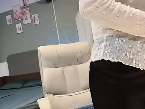 Snapshot of Eva-Public chatting on September 9, 5:23 pm Eva-Public online show from September 9, 5:23 pm