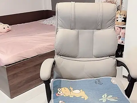 Snapshot of Eva-Public chatting on November 1, 7:10 am Eva-Public online show from November 1, 7:10 am