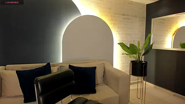 Snapshot of FernandaX1 chatting on October 7, 11:18 am FernandaX1 online show from October 7, 11:18 am