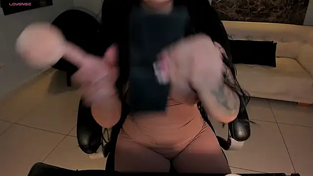 Snapshot of FernandaX1 chatting on December 5, 10:24 am FernandaX1 online show from December 5, 10:24 am