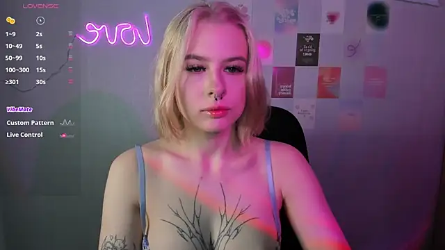 Snapshot of tender_kiitty chatting on December 22, 7:33 am tender kiitty online show from December 22, 7:33 am