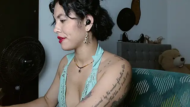 Snapshot of Sexy_Lia_ chatting on April 15, 2:51 am Sexy Lia online show from April 15, 2:51 am