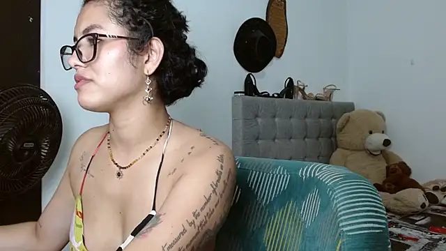 Snapshot of Sexy_Lia_ chatting on April 21, 2:51 am Sexy Lia online show from April 21, 2:51 am