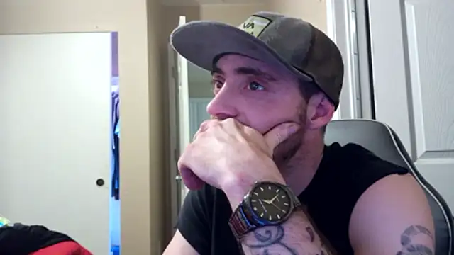 Snapshot of Huntzg23 chatting on March 25, 6:41 am Huntzg23 online show from March 25, 6:41 am