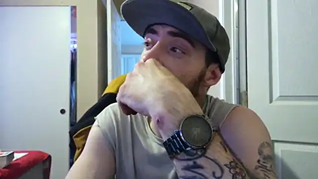 Snapshot of Huntzg23 chatting on April 17, 4:37 am Huntzg23 online show from April 17, 4:37 am