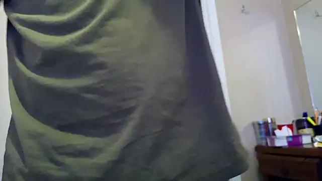 Snapshot of Huntzg23 chatting on April 21, 5:25 am Huntzg23 online show from April 21, 5:25 am