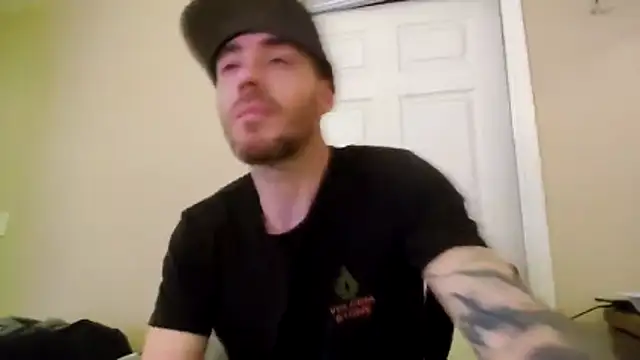 Snapshot of Huntzg23 chatting on April 22, 5:43 am Huntzg23 online show from April 22, 5:43 am