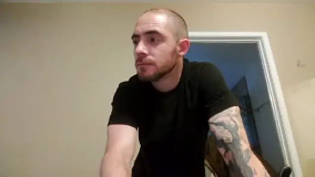 Snapshot of Huntzg23 chatting on May 1, 2:27 am Huntzg23 online show from May 1, 2:27 am