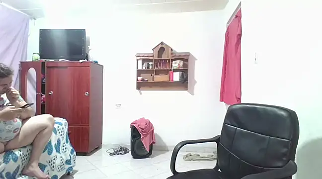 Snapshot of pecadodulce123 chatting on February 12, 10:37 pm pecadodulce123 online show from February 12, 10:37 pm