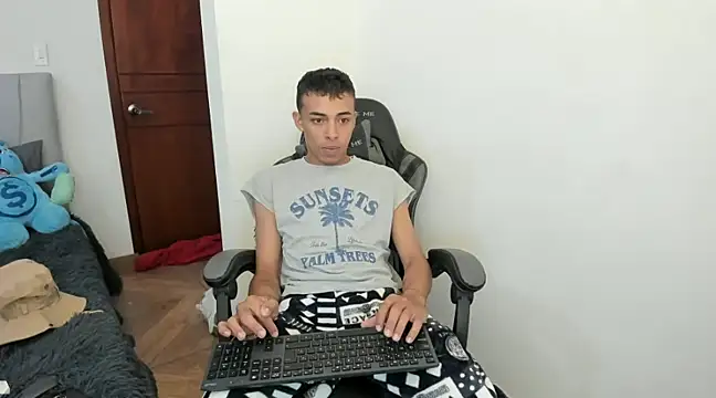 Snapshot of twink_latino5 chatting on January 18, 4:59 am twink latino5 online show from January 18, 4:59 am