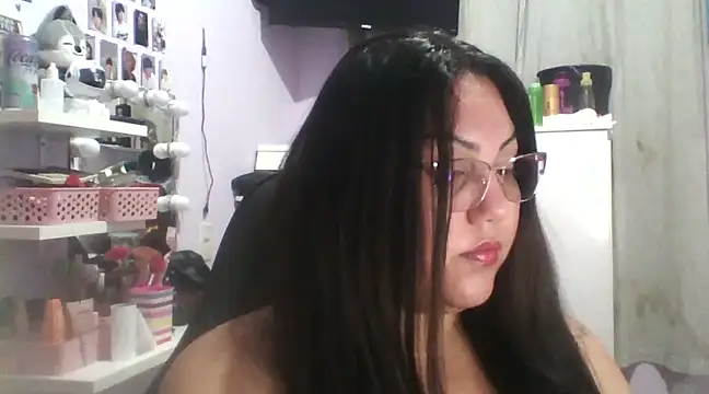 Paolaa hoot online show from February 14, 5:36 pm