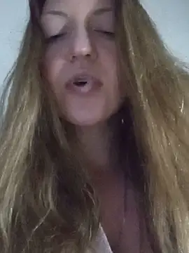 Snapshot of KattyLuuu chatting on May 16, 12:40 am KattyLuuu online show from May 16, 12:40 am