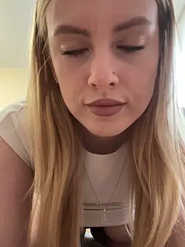 Snapshot of AzallandRoom chatting on April 13, 8:53 am AzallandRoom online show from April 13, 8:53 am