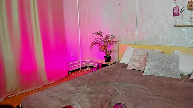 Snapshot of Cheryl__Brown chatting on February 13, 4:43 am Cheryl Brown online show from February 13, 4:43 am