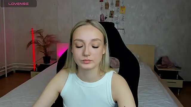 Snapshot of Cheryl__Brown chatting on March 11, 1:05 am Cheryl Brown online show from March 11, 1:05 am