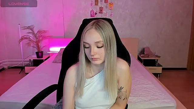 Snapshot of Cheryl__Brown chatting on March 14, 1:48 am Cheryl Brown online show from March 14, 1:48 am