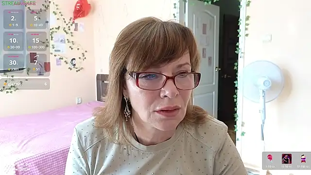 Snapshot of Miss_Moren chatting on July 24, 4:10 am Miss Moren online show from July 24, 4:10 am