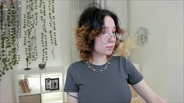 Snapshot of lilithlunna chatting on January 14, 5:34 pm lilithlunna online show from January 14, 5:34 pm