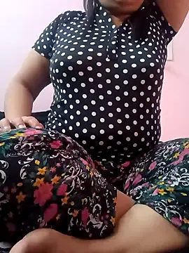 Snapshot of Housewife12 chatting on December 18, 6:21 am Housewife12 online show from December 18, 6:21 am
