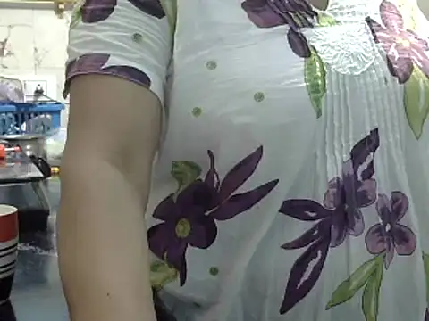Snapshot of Housewife12 chatting on January 10, 5:37 am Housewife12 online show from January 10, 5:37 am