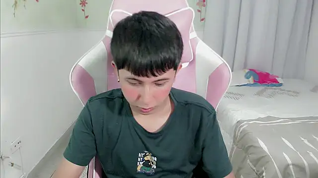 Snapshot of didier_king_ chatting on January 25, 6:35 pm didier king online show from January 25, 6:35 pm