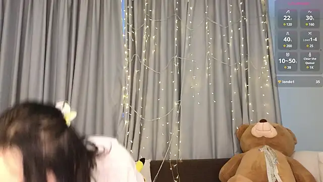 Snapshot of queenasian chatting on December 18, 12:10 am queenasian online show from December 18, 12:10 am