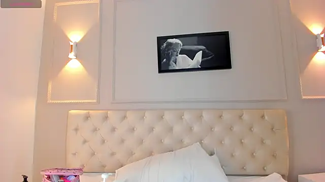 anniemartinezz online show from December 19, 12:45 pm