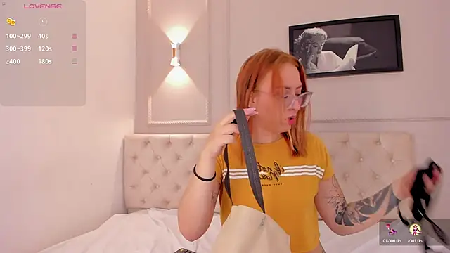 anniemartinezz online show from February 6, 11:43 am