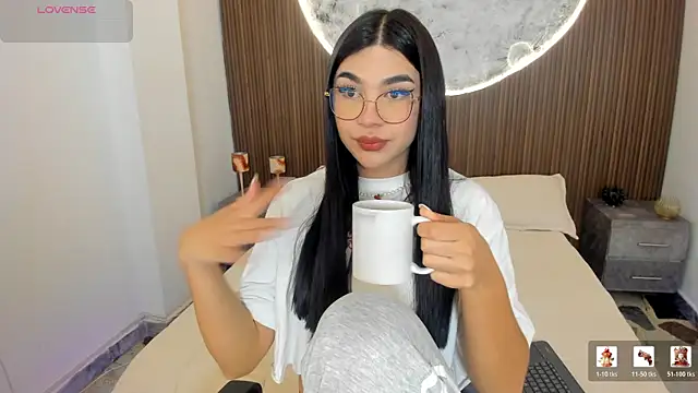Snapshot of RoseCassie chatting on April 3, 1:20 pm RoseCassie online show from April 3, 1:20 pm