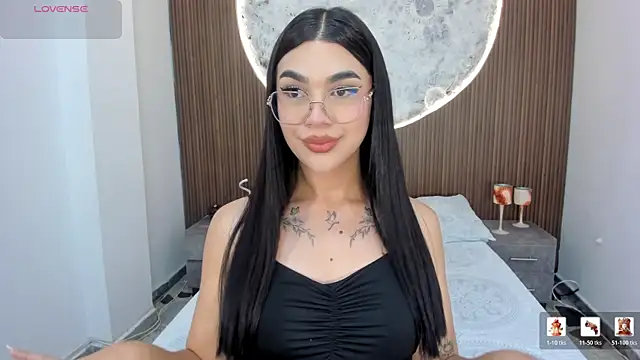 Snapshot of RoseCassie chatting on April 4, 1:41 pm RoseCassie online show from April 4, 1:41 pm