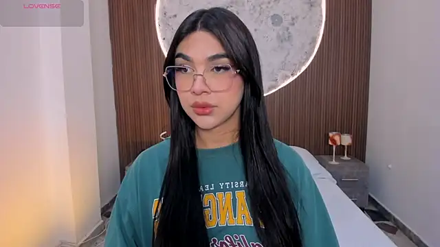 Snapshot of RoseCassie chatting on April 7, 1:33 pm RoseCassie online show from April 7, 1:33 pm