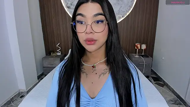 Snapshot of RoseCassie chatting on May 18, 1:06 pm RoseCassie online show from May 18, 1:06 pm