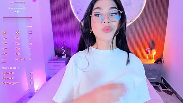 Snapshot of RoseCassie chatting on June 5, 2:01 pm RoseCassie online show from June 5, 2:01 pm