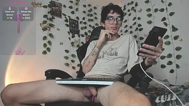 Snapshot of skinny_dann chatting on January 5, 1:56 am skinny dann online show from January 5, 1:56 am