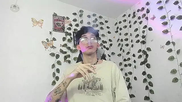 Snapshot of skinny_dann chatting on March 19, 1:10 am skinny dann online show from March 19, 1:10 am