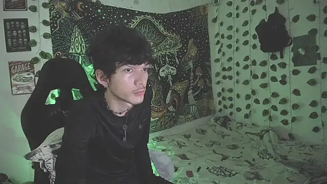 Snapshot of skinny_dann chatting on April 16, 8:26 am skinny dann online show from April 16, 8:26 am