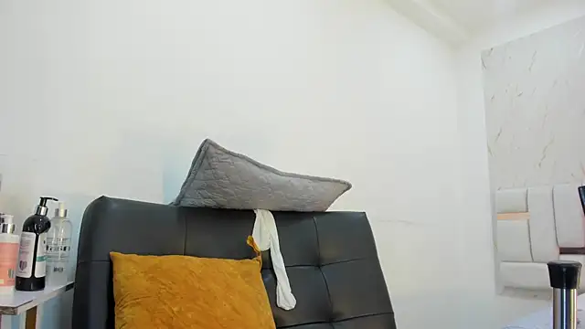 Snapshot of celeste_smmith_ chatting on March 17, 3:33 am celeste smmith online show from March 17, 3:33 am