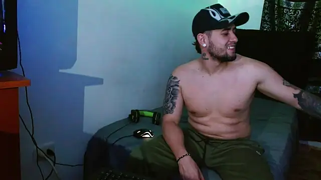 Snapshot of miia-liiam chatting on December 1, 6:18 am miia-liiam online show from December 1, 6:18 am