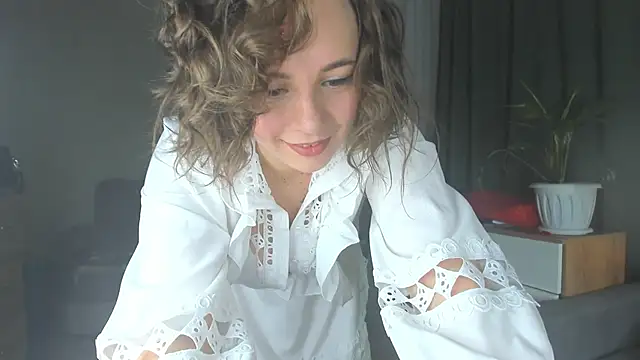Snapshot of Cute_smile_sharon chatting on December 19, 1:39 am Cute smile sharon online show from December 19, 1:39 am
