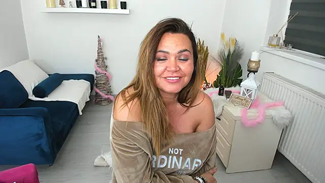 Snapshot of Aileen_Stone chatting on December 19, 6:12 pm Aileen Stone online show from December 19, 6:12 pm