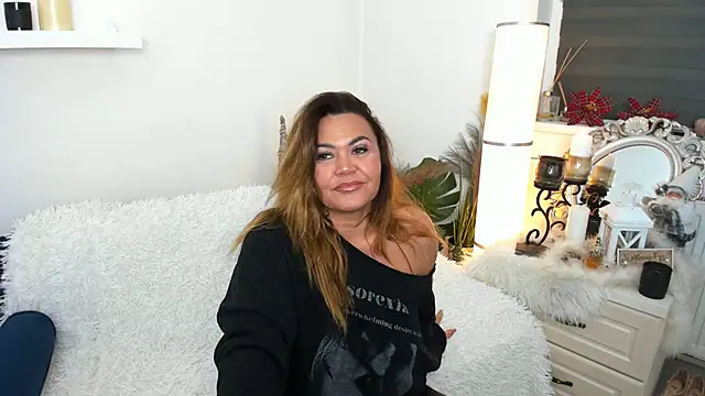 Snapshot of Aileen_Stone chatting on December 28, 4:41 pm Aileen Stone online show from December 28, 4:41 pm