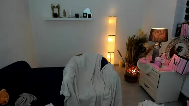 Snapshot of Aileen_Stone chatting on February 17, 8:04 pm Aileen Stone online show from February 17, 8:04 pm