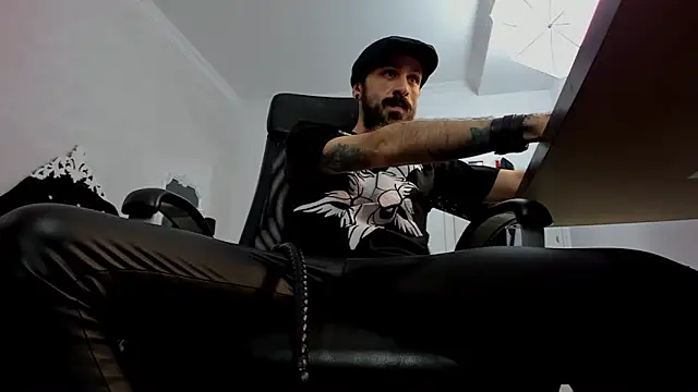 Snapshot of AxelColton chatting on January 2, 12:57 pm AxelColton online show from January 2, 12:57 pm